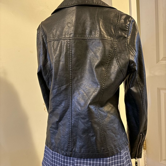 Black Leather Motorcycle Jacket - Picture 3 of 10